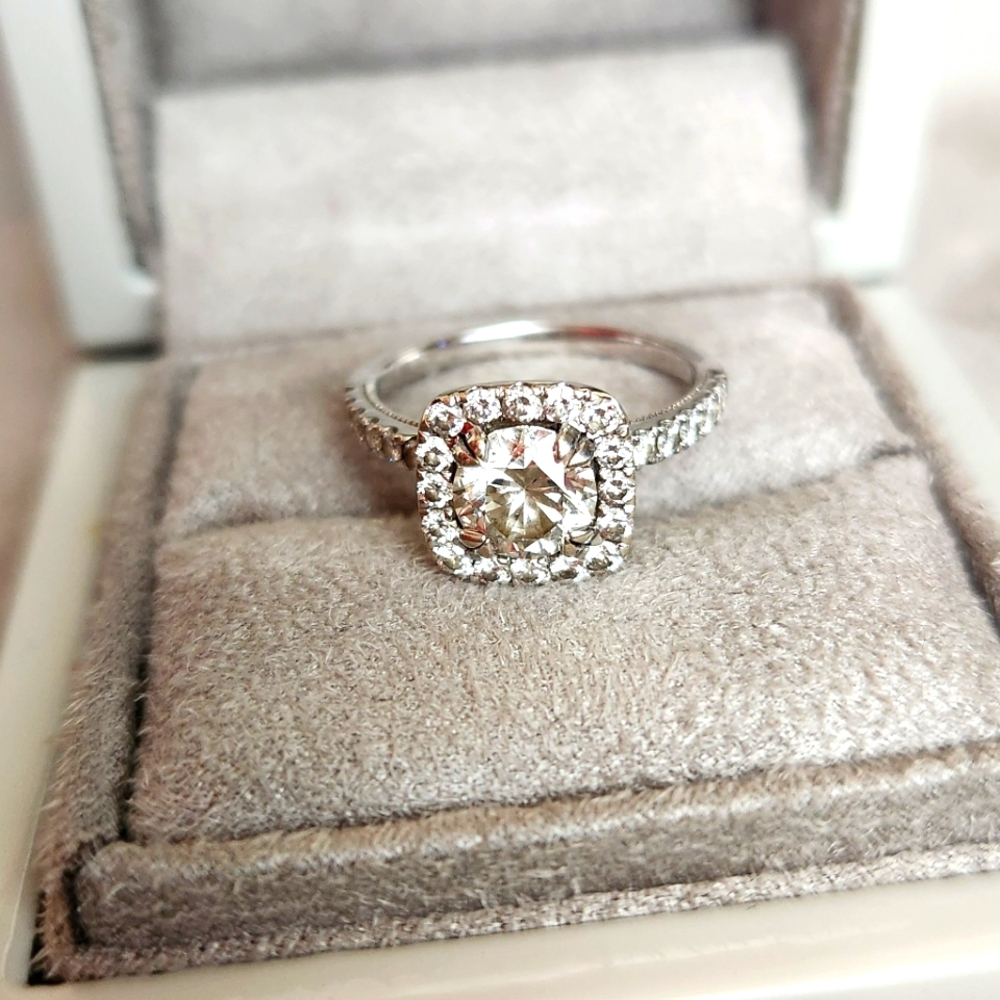 1.5 carat TW DIAMOND engagement ring. 14K white gold.